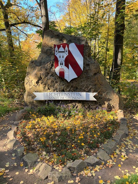 Stein mit Wappen am Ortseingang von Lichtenstein/Sa.