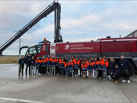 Jugendfeuerwehr am Flughafen Dresden