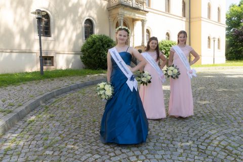 Lichtensteiner Rosenprinzessin Fine I. mit Hofdamen