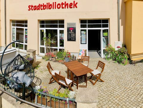Lesegarten vor der Bibliothek