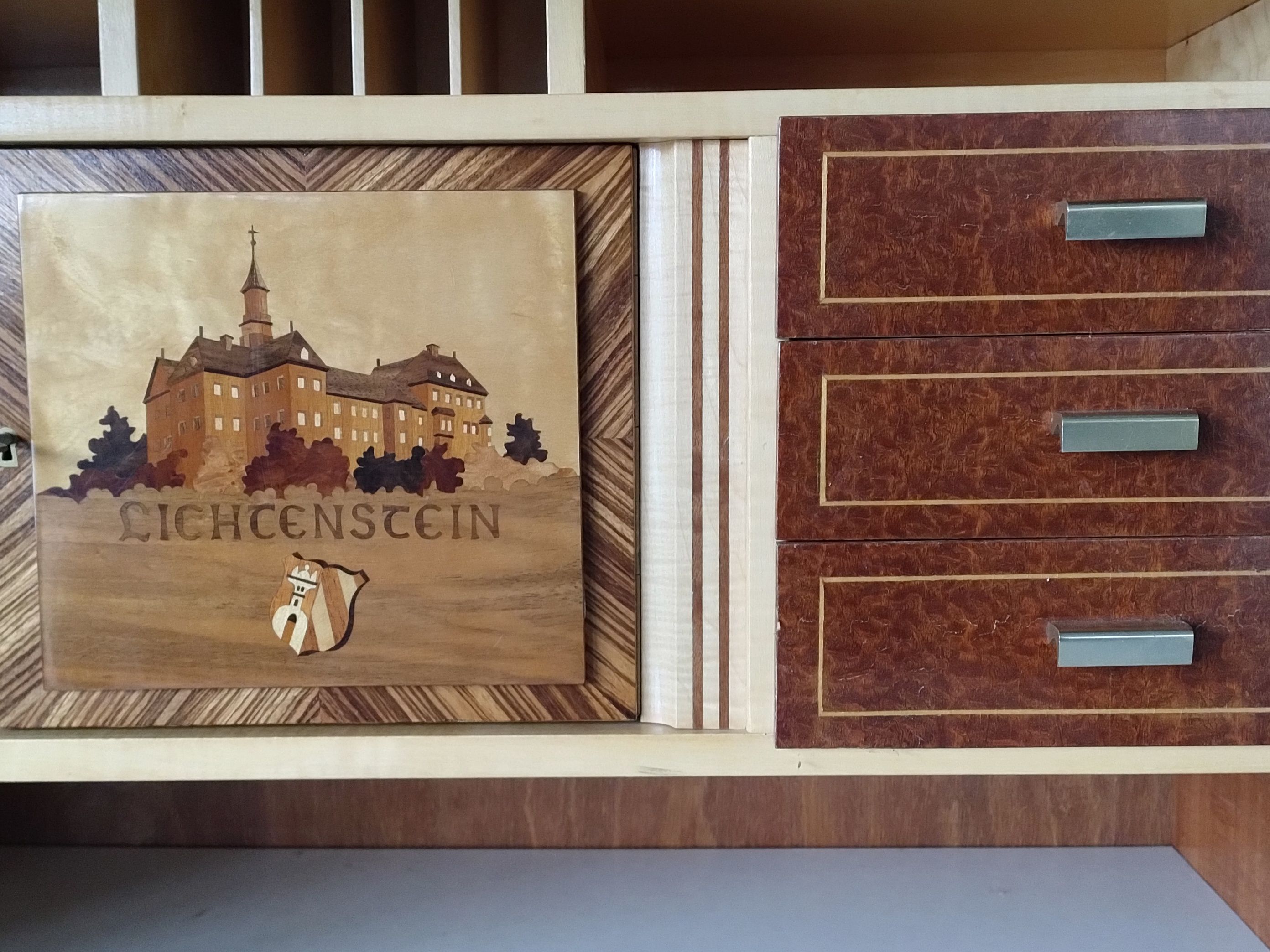 Detail eines getischlerten Schranks mit Holzintarsien