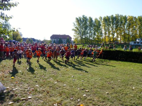 viele Kinder, die zum Herbstlauf starten