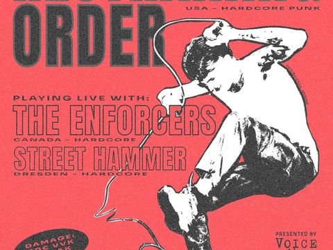 rotes Plakat mit Bandnamen und einem schwarz weiß gestaltetem Musiker mit Mikrofon