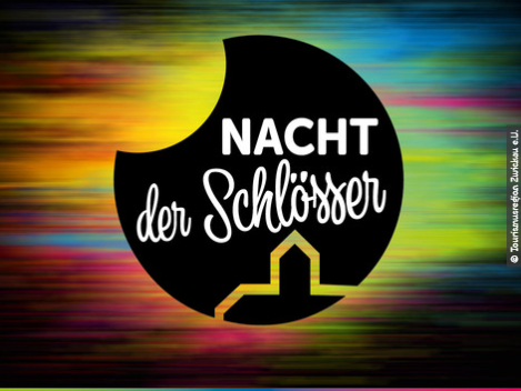 schwarzes, kreisrundes Logo mit Umriss eines Schloss vor buntem Hintergrund