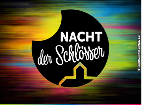 schwarzes, kreisrundes Logo mit Umriss eines Schloss vor buntem Hintergrund