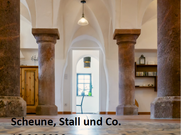 Blick in ein saniertes Gemäuer mit Steinsäulen