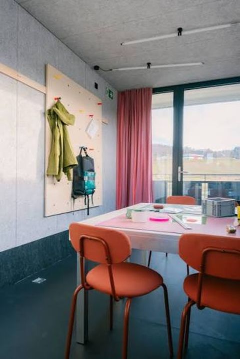 Besprechungstisch im Wanderspace Container