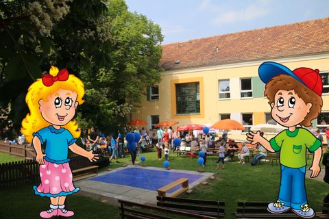 Gartenanlage der Kita mit Luftballons und Menschen